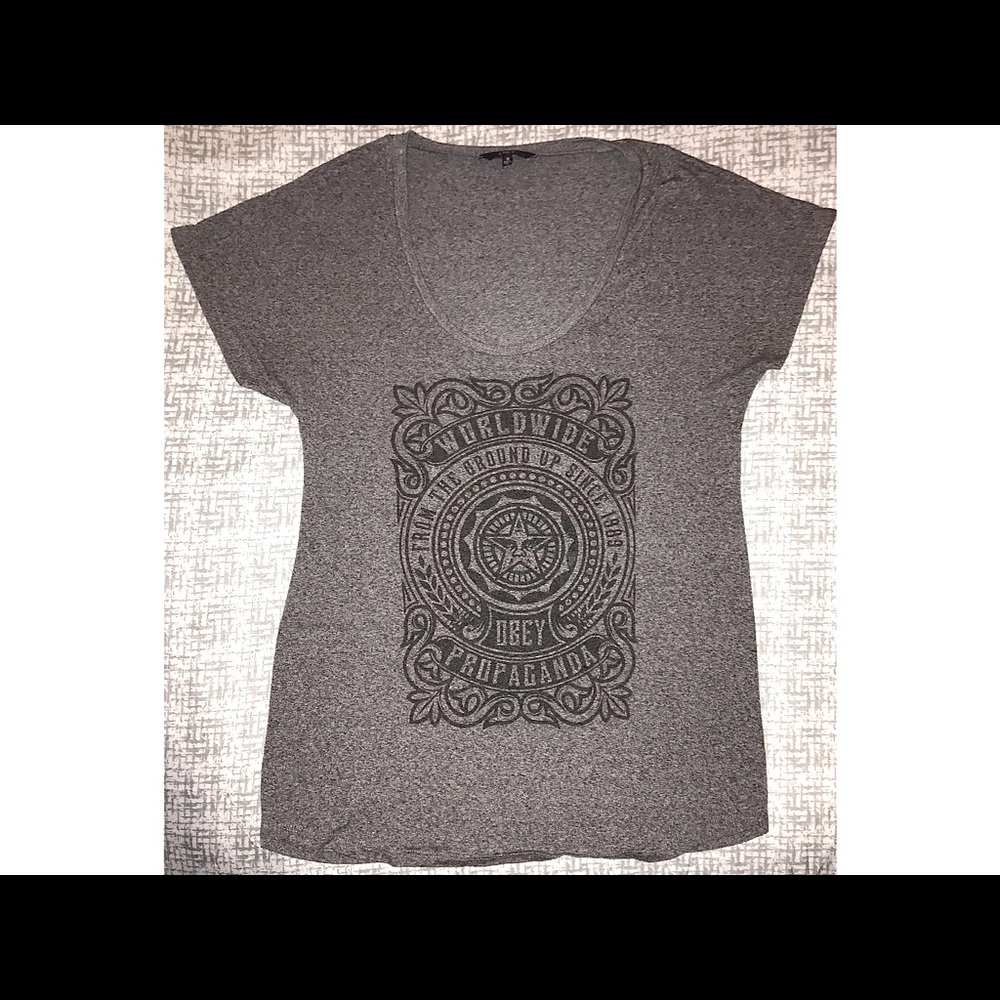 ✨☑️↘️Comfy grey Obey shirt!↙️☑️✨